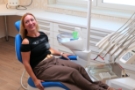 Hölgy fogászati kezelésen a SZÉ-DENT Fogászaton