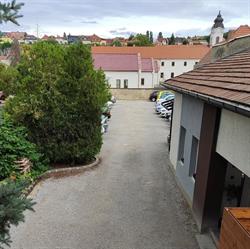 BELVÁROSI PARKOLÓUDVAR EGER