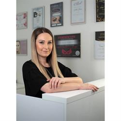 Oláh Tímea szempilla és szemöldök stylist, oktató