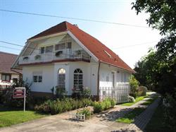 B12 apartmanház
