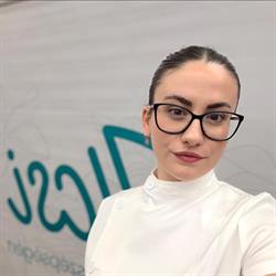 Varsányi Vivien Kozmetikus