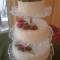 3 szintes marcipán borítású torta karamell rózsával díszítve.