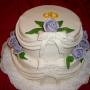 lila rózsás eljegyzési torta