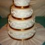 menyasszonyi torta arany szalagos