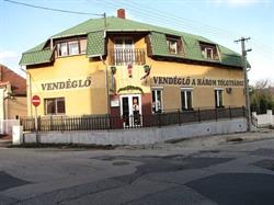 HÁROM TÖLGYFÁHOZ