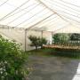 Kis rendezvénysátor, műanyag taposóval, sörpadokka