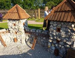 Várpark, Skanzen, Szentek fala Dinnyés