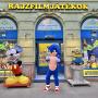 Sonic budapesti játékbolt előtt